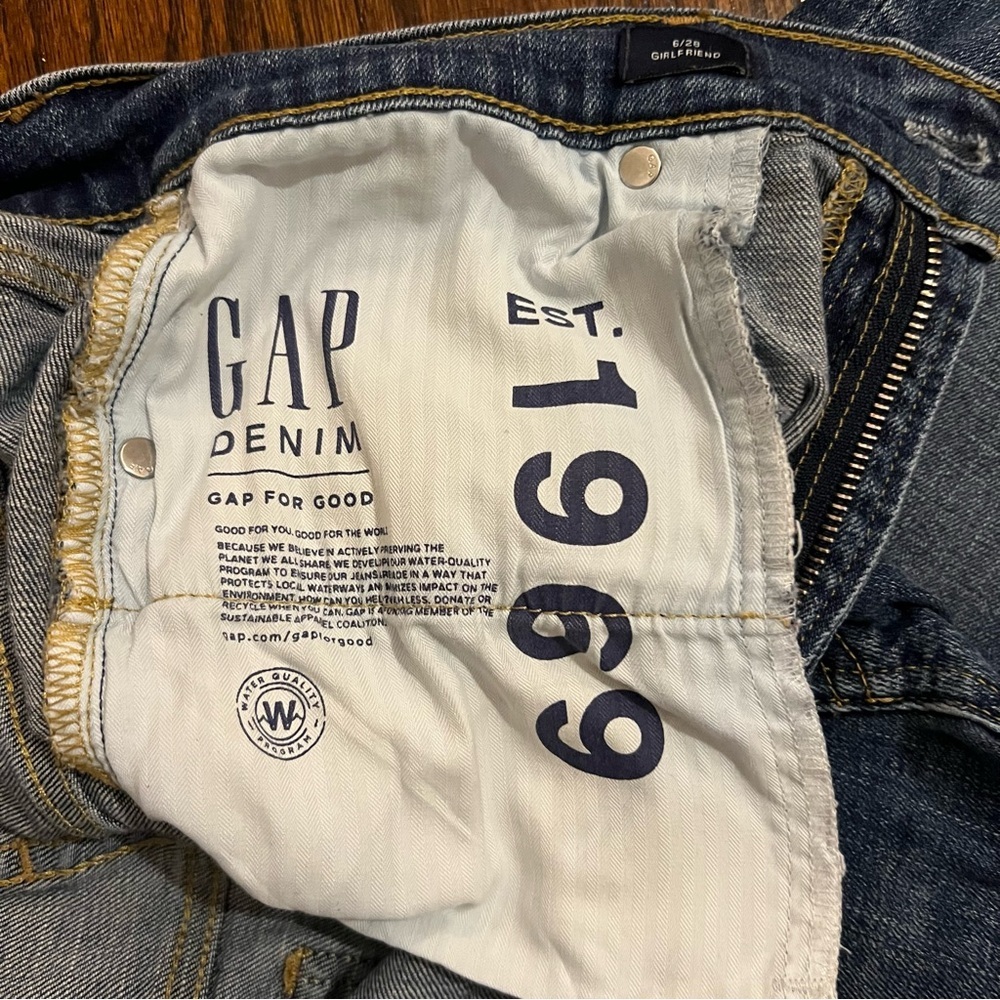 GAP Women's Girlfriend Fit Jeans - size 6/28, Dark Blue, Excellent condition - Picture 6 of 7